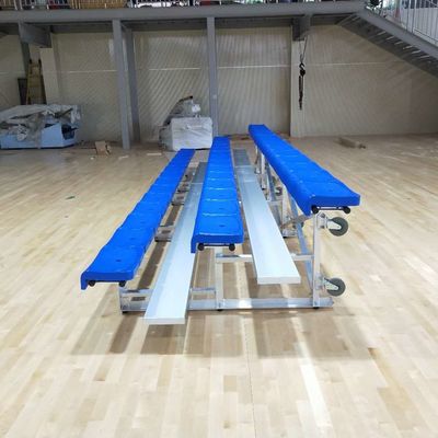 قیمت مناسب سفید کننده های فلزی در فضای باز آلومینیومی 3 ردیف با صندلی برای زمین تمرین زمین بازی برخط