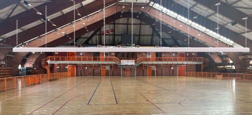 قیمت مناسب سیستم کنترل الکتریکی اتوماتیک پرده جدا کننده پارچه با قدرت بالا رنگ سفارشی برای ورزش های داخلی برخط